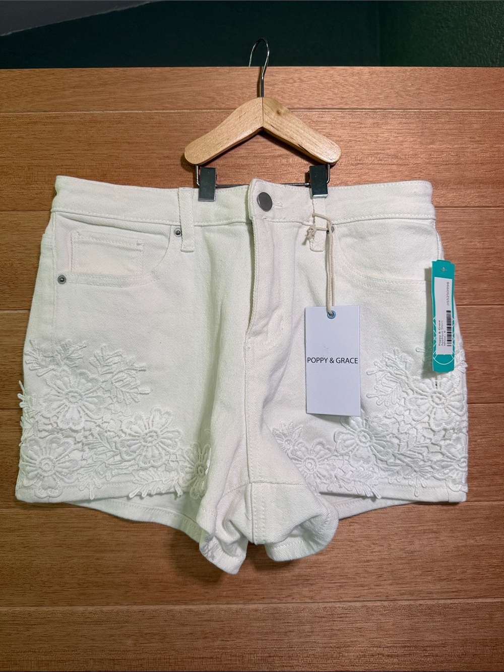 Poppy & Grace (Stitch Fix) White Embroidered Women's Shorts - Size 6